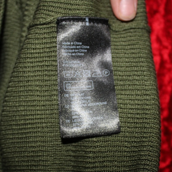 (Divided) Green Long Sleeved Crop Top - Picture 7 of 7